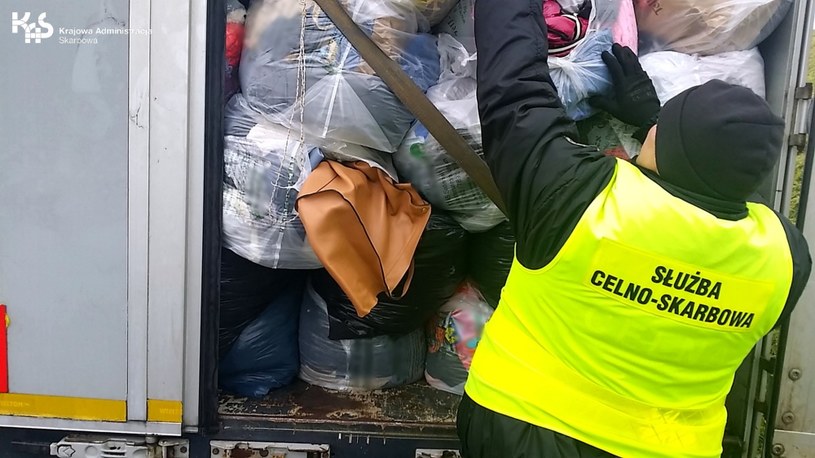 Na autostradzie A4 zatrzymano w sumie 32 tony nielegalnie przewożonych odpadów. Przewoźnikowi grozi 15 tys. zł kary, a odbiorcy - nawet 500 tys. zł /materiały prasowe /Krajowa Administracja Skarbowa