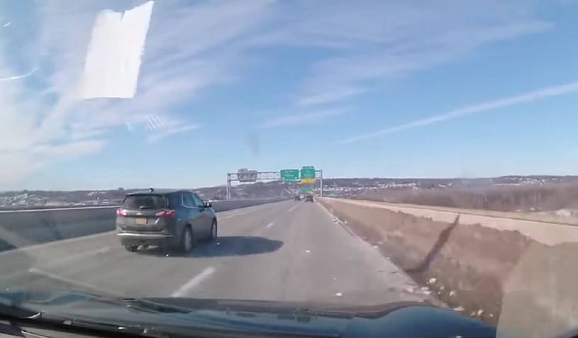 Na autostradzie I-90 w stanie Nowy York tafla lodu spadająca z dachu SUV-a zmiażdżyła przednią szybę jadącego obok auta /Informacja prasowa