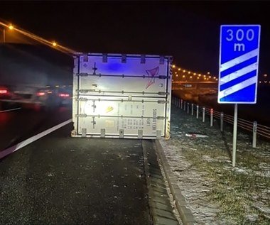 Na autostradzie leżał gigantyczny kontener. Tragedia wisiała na włosku 