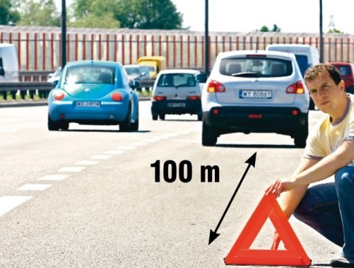 Na autostradzie trójkąt musi być ustawiony co najmniej 100 metrów za pojazdem. /Motor