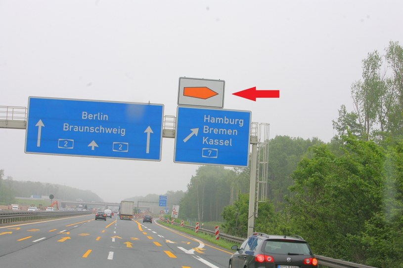 Na autostradzie wskazane są drogi alternatywne, na które należy się kierować, jeśli wystąpi korek. /Motor