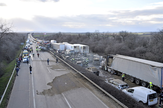 Na autostradzie zderzyło się kilkadziesiąt samochodów /Peter Lakatos /PAP/EPA