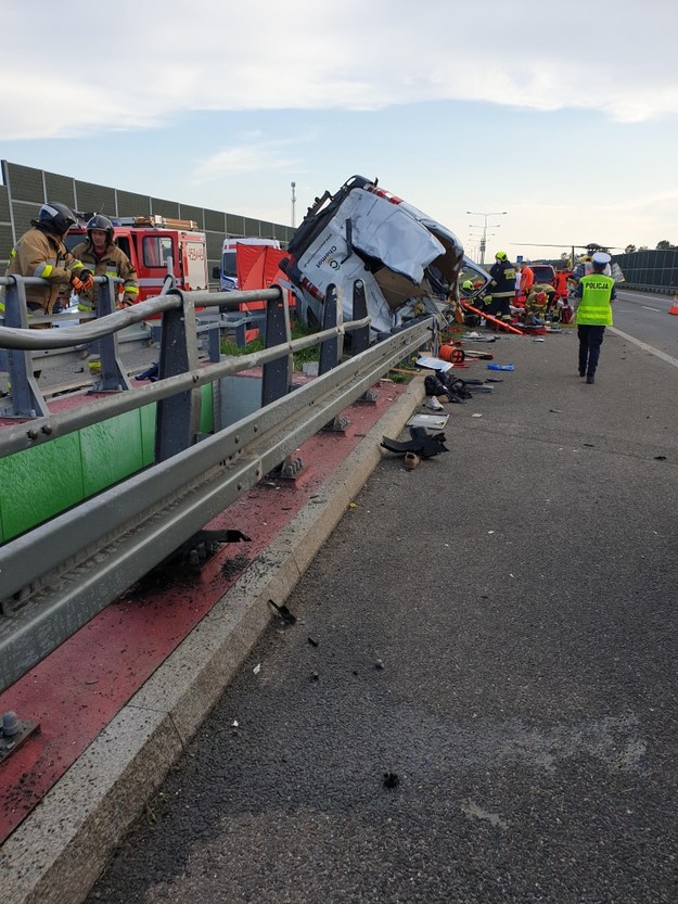 Na autostradzie zderzyły się dwa samochody osobowe i bus /Słuchacz Paweł /Gorąca Linia RMF FM