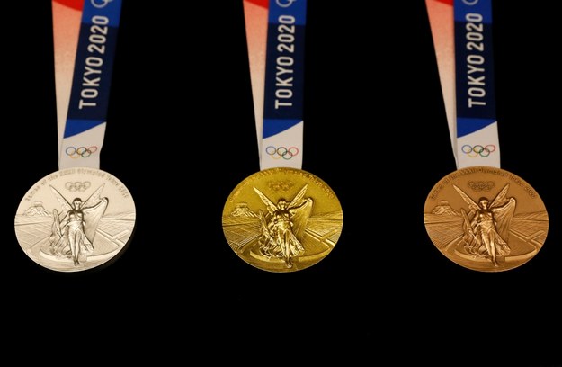 Na awersie widnieje pięć kół olimpijskich i napis Tokyo 2020, natomiast na rewersie przedstawiona jest grecka bogini zwycięstwa Nike oraz ponownie koła oraz napis - Games of the XXXII Olympiad Tokyo 2020 /KIMIMASA MAYAMA /PAP/EPA