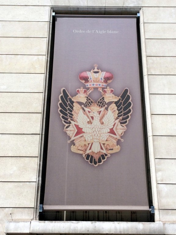 Na banerach reklamujących kolekcję Muzeum Legii Honorowej widnieje najstarsze i najwyższe polskie odznaczenie państwowe - Order Orła Białego - w rosyjskiej wersji /Marek Gładysz /RMF FM