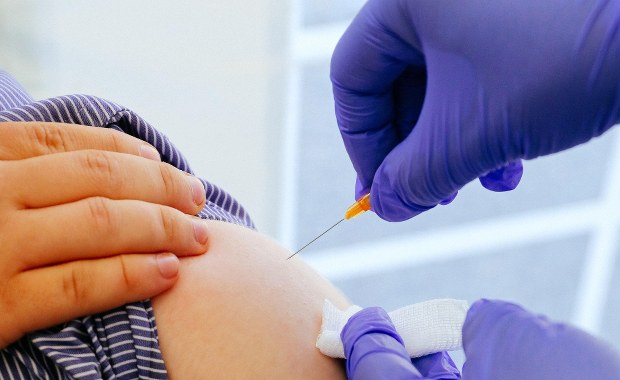 ​Na barce, przy kościołach. Przybywa zaszczepionych w Małopolsce