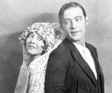 Na berlińskiej premierze "Madame Du Barry" Pola Negri spotkała Charlie Chaplina. - Później ich znajomość się rozwinęła, w Hollywood się zaręczyli - mówi Mariusz Kotowski, reżyser filmu "Pola Negri - życie gwiazdy".

- Istotną rolę w jej karierze odegrali też producenci z Paramount Pictures, którzy ją zaprosili do USA. A jeśli chodzi o wielkich aktorów, to w filmie wspomniany jest też jej głośny romans z Rudolphem Valentino (na zdjęciu) - dodaje Kotowski.