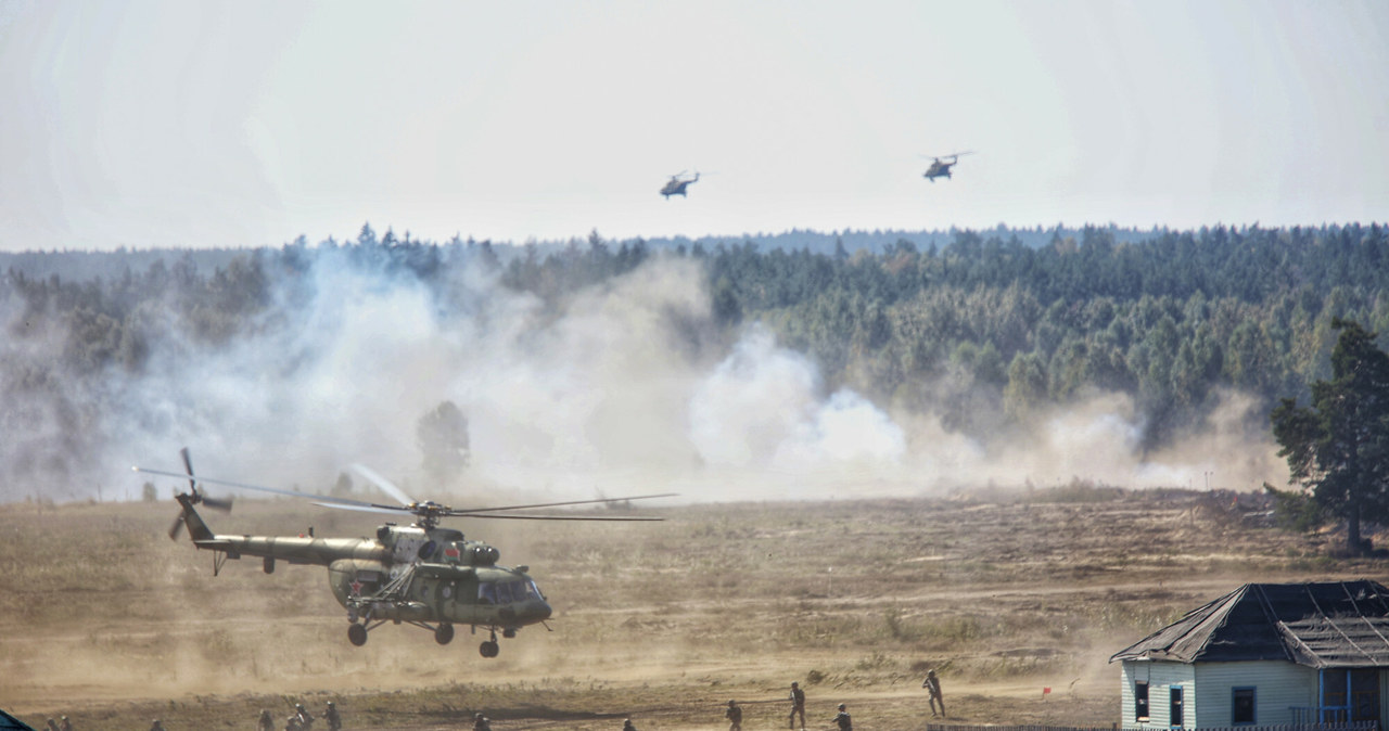Na Białorusi ćwiczy około 12,5 tys. żołnierzy, w tym 2,5 tysiąca rosyjskich i 50 kazachskich. Nad białoruskimi poligonami operuje około 30 samolotów i śmigłowców oraz ok. 350 sztuk czołgów i samobieżnych haubic /East News