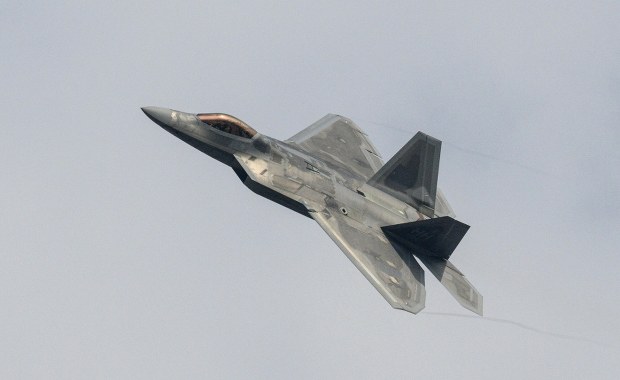 Na Bliski Wschód przyleciały już amerykańskie myśliwce F-22 Raptor