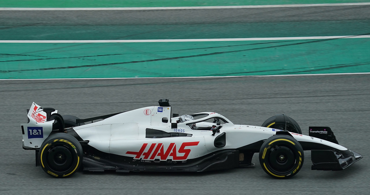 Na bolidzie Haas prowadzonym przez Mazepina ostatniego dnia testów w Barcelonie nie było już loga Uralkali /Getty Images