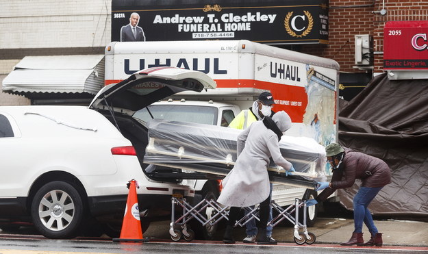 Na Brooklynie znaleziono dziesiątki ciał, ukryte w ciężarówkach /JUSTIN LANE /PAP/EPA