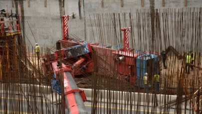 Na budowie A1 przewrócił się dźwig. Zobacz zdjęcia