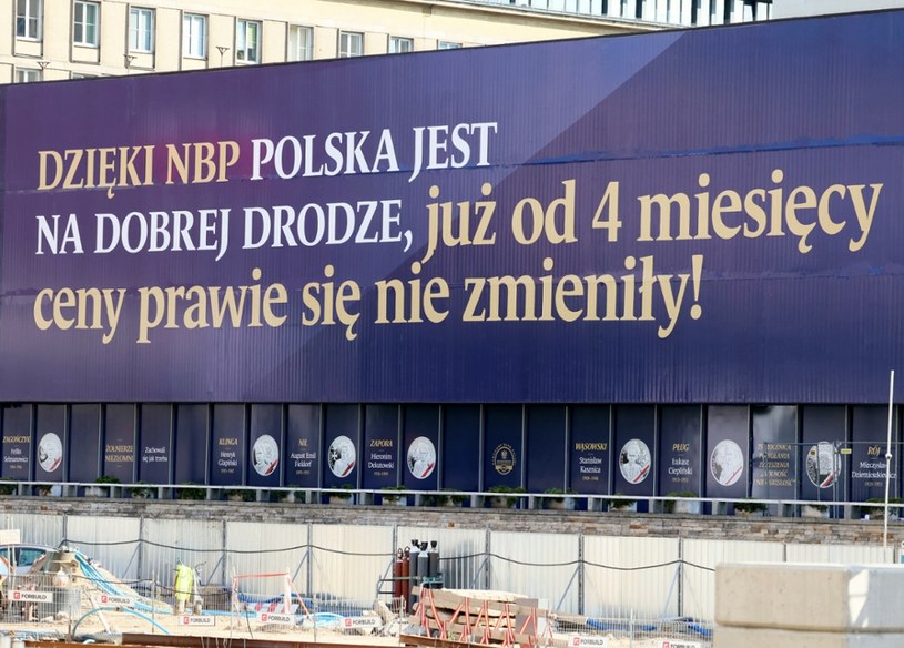 Na budynku NBP zawisł napis, sugerujący, że "od 4 miesięcy ceny prawie się nie zmieniły" /Pawel Wodzynski/East News /East News