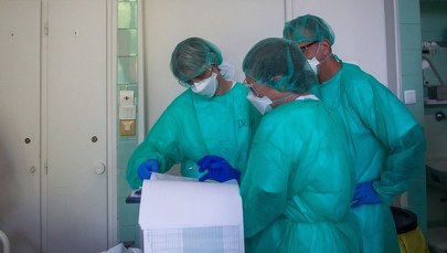 Na całym świecie na Covid-19 zmarło ponad 300 tys. osób