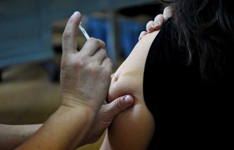 Na całym świecie trwają prace nad ponad 140 szczepionkami /AFP