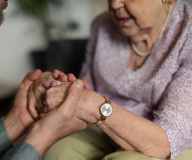 Na chorobę Alzheimera chorują całe rodziny. "Tracą kontrolę nad ciałem i emocjami"