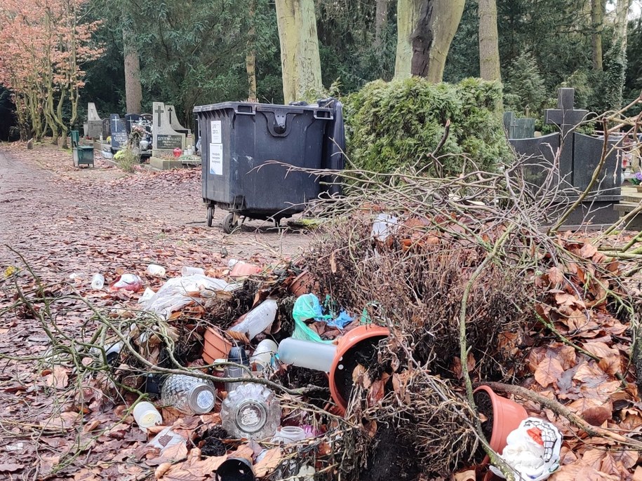 Na Cmentarzu Centralnym w Szczecinie pojawiają się dzikie wysypiska śmieci /Zakład Usług Komunalnych w Szczecinie /