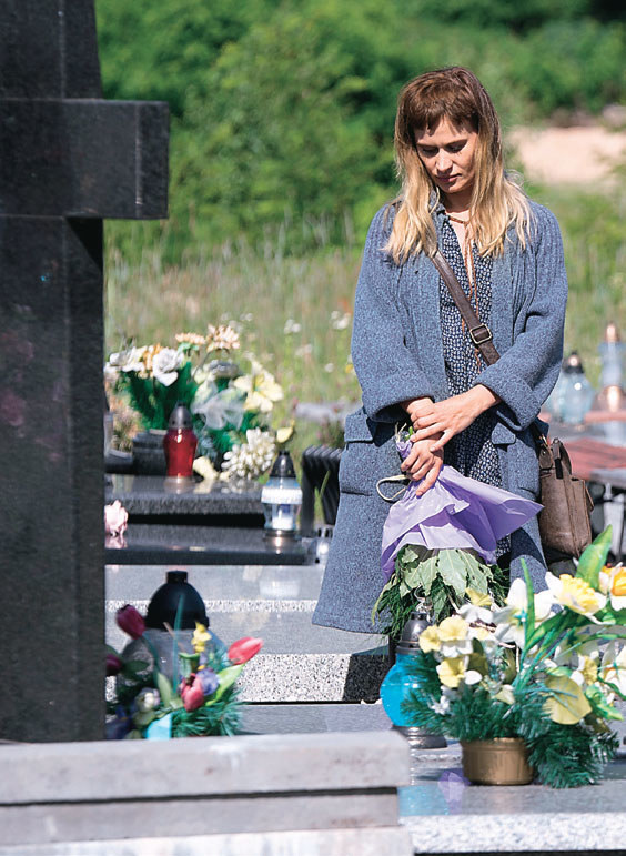 Na cmentarzu pojawi się tajemnicza kobieta, która okaże się przyjaciółką zmarłej /Świat Seriali