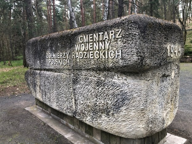 Na cmentarzu spoczywają polscy i radzieccy żołnierze /Mateusz Chłystun /RMF FM