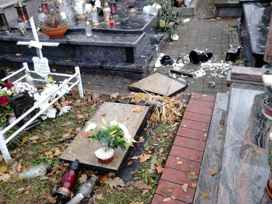 Na cmentarzu w Ełku ktoś zniszczył ponad 100 nagrobków /Piotr Bułakowski /RMF FM