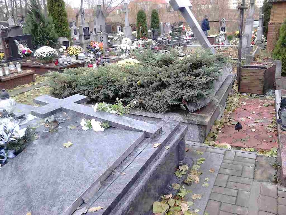 Na cmentarzu w Ełku ktoś zniszczył ponad 100 nagrobków /Piotr Bułakowski /RMF FM