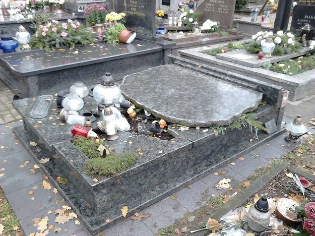 Na cmentarzu w Ełku ktoś zniszczył ponad 100 nagrobków /Piotr Bułakowski /RMF FM