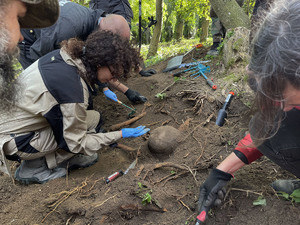 Na cmentarzu znaleziono szczątki dwóch żołnierzy niemieckich /KWP Szczecin /Policja