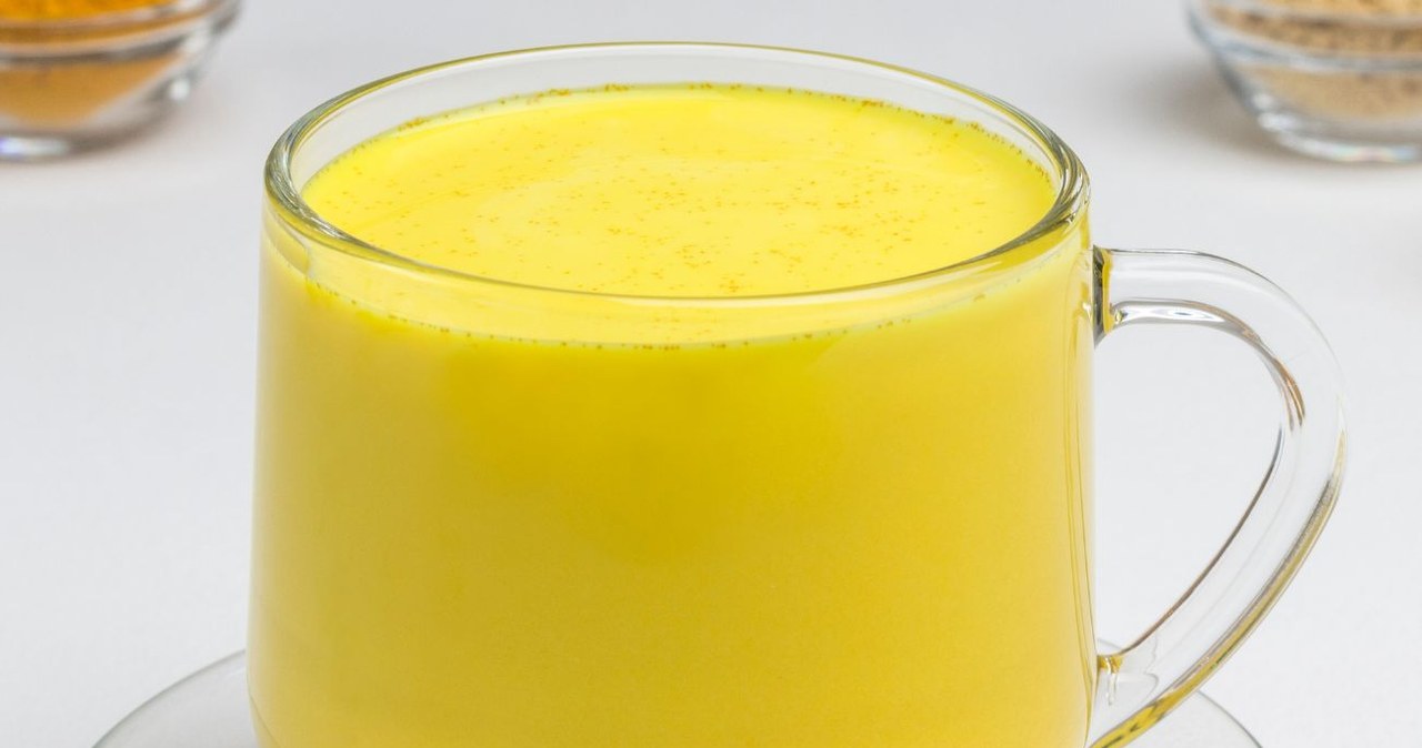 Na co pomaga napój z mleka, masła i miodu? Kiedy warto go spożywać? /Olenaa /Canva Pro