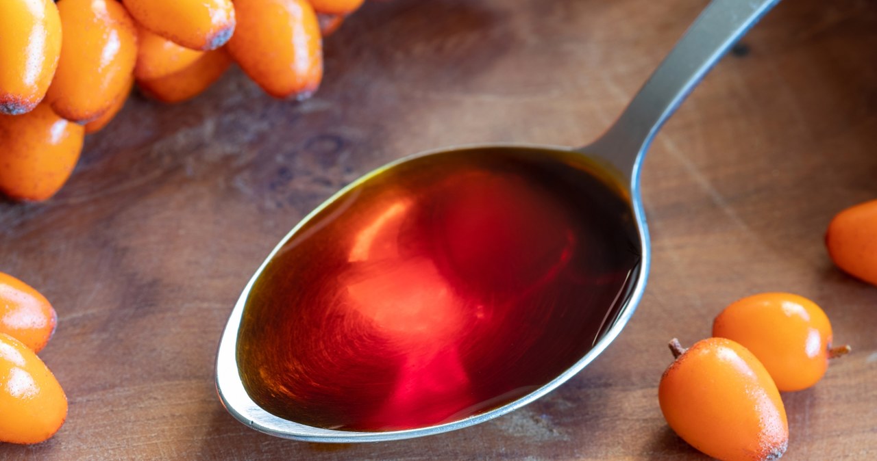 Na co pomaga olej z rokitnika? Kto powinien włączyć go do diety? /madeleinesteinbach /123RF/PICSEL