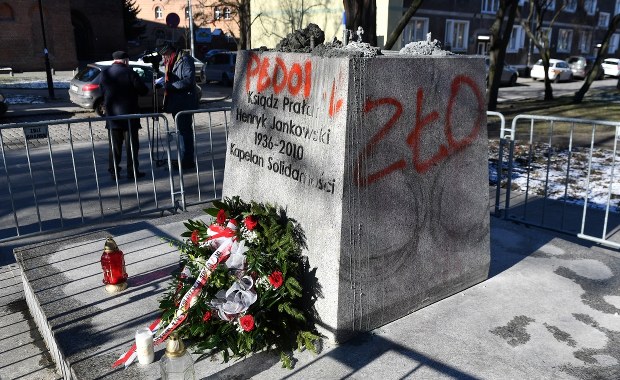 Na cokole pomnika ks. Jankowskiego pojawiły się czerwone napisy 