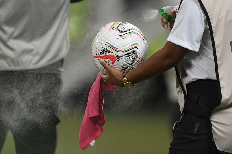 Na Copa America mocno dbają o zachowanie protokołu sanitarnego. M.in. dezynfekują piłki meczowe /Douglas Magno  /East News