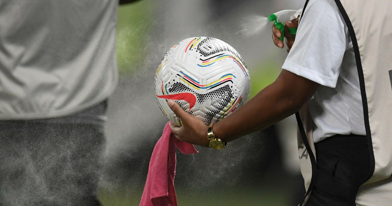 Na Copa America mocno dbają o zachowanie protokołu sanitarnego. M.in. dezynfekują piłki meczowe /Douglas Magno  /East News