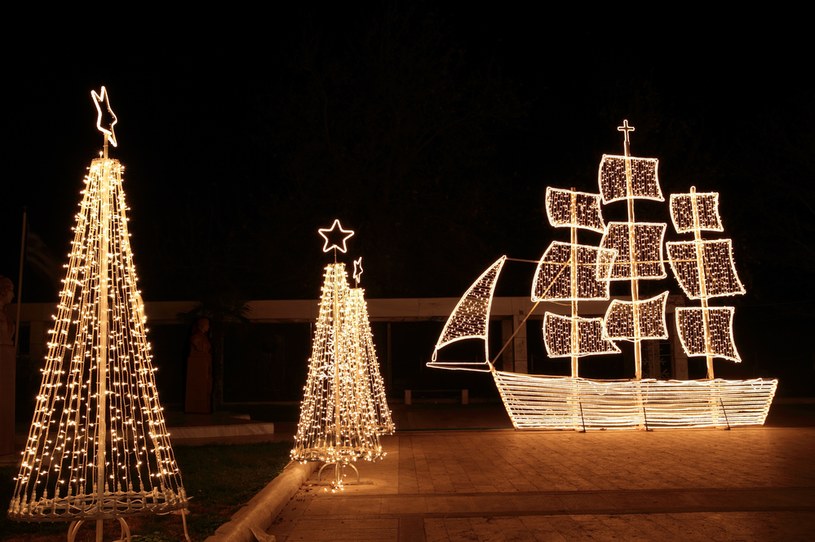 Na Cyprze symbolem Bożego Narodzenia jest udekorowany światełkami statek /123RF/PICSEL