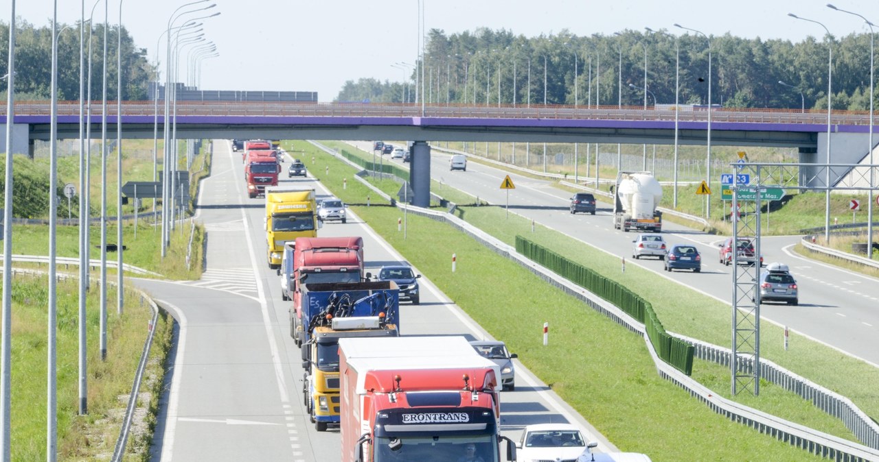 Na czas weekendu majowego ciężarówki powinny trafić na parkingi /Piotr Kamionka /Reporter