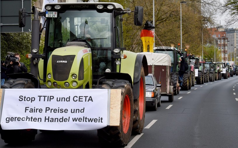 Na czele pochodu protestacyjnego, który przeszedł przez Hanower, jechało 35 ciągników rolniczych /EPA/HOLGER HOLLEMANN /PAP/EPA