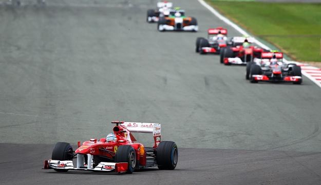 Na czele stawki Fernando Alonso z Ferrari /PAP/EPA
