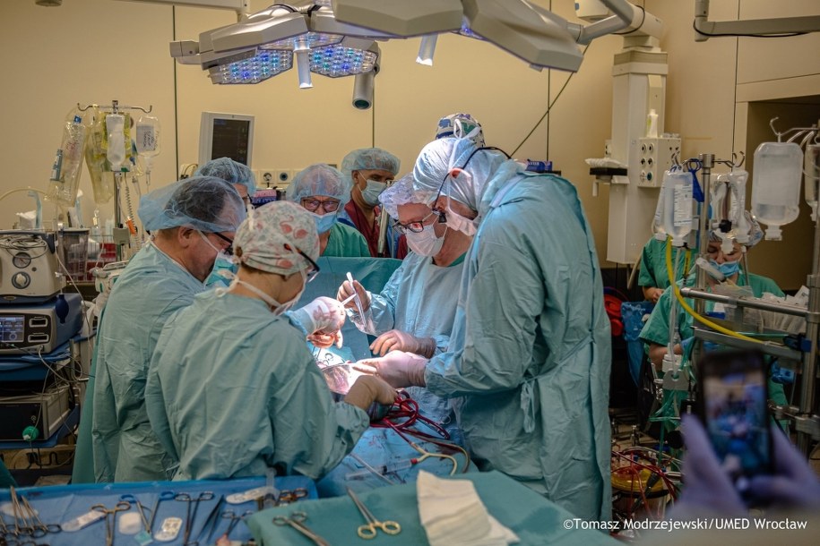Na czele zespołu, który przeprowadził transplantacje, stanął dr Roman Przybylski. To kardiochirurg, który wcześniej pracował w Śląskim Centrum Chorób Serca w Zabrzu i w Krakowie. /Uniwersytecki Szpital Kliniczny we Wrocławiu /
