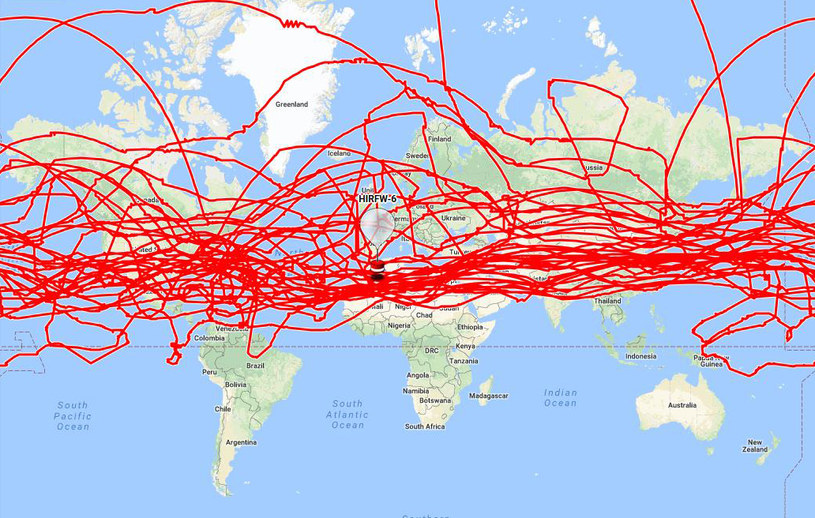 Na czerwono są zaznaczone trasy przelotów balonów wyposażonych w moduły GPS i nadajniki. To prawdopodobnie taki balon zestrzelili amerykańscy piloci / zdjęcie: scientificballoonsolutions.com /domena publiczna