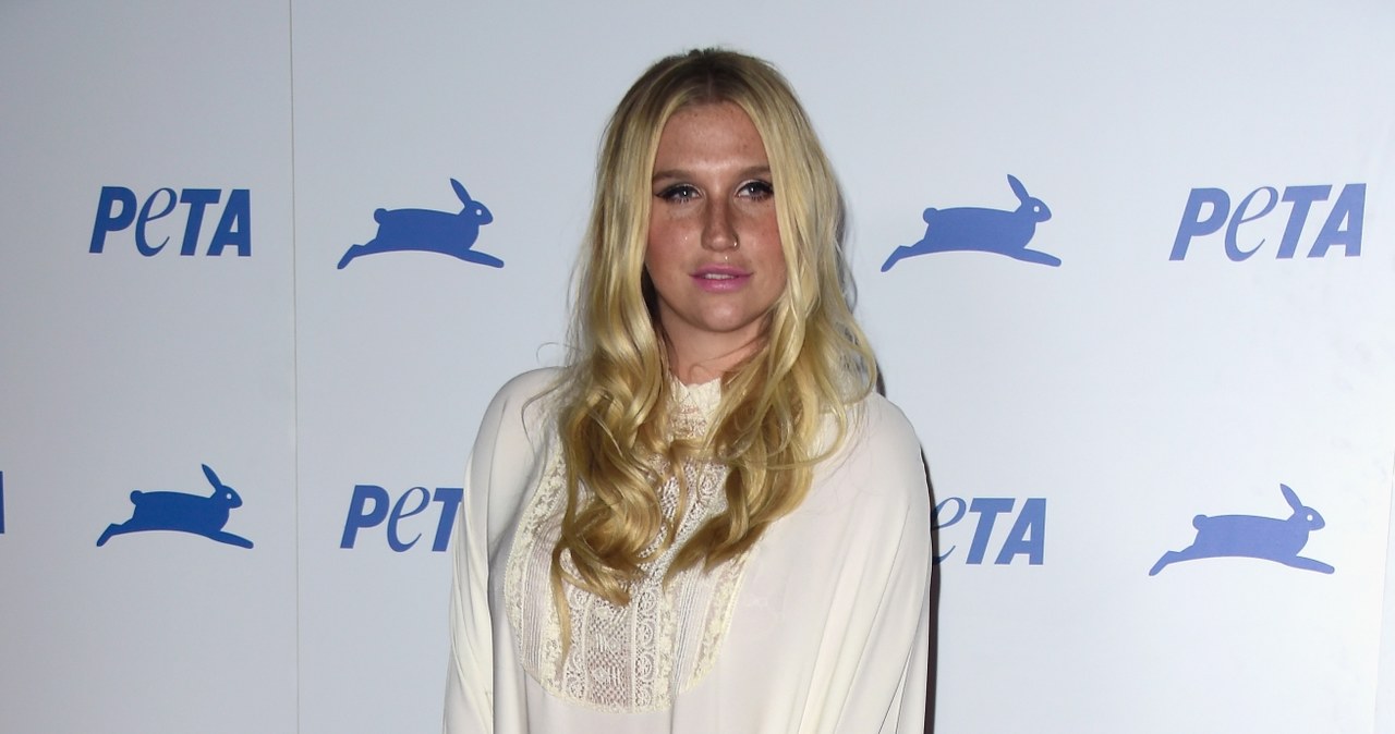 Na czerwonym dywanie Kesha zawsze prezentuje się elegancko /Frazer Harrison /Getty Images