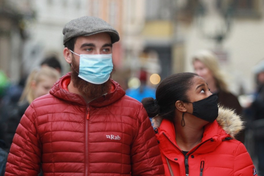 Na czeskich ulicach obowiązkowe jest noszenie maseczek /Milan Kammermayer /PAP/EPA