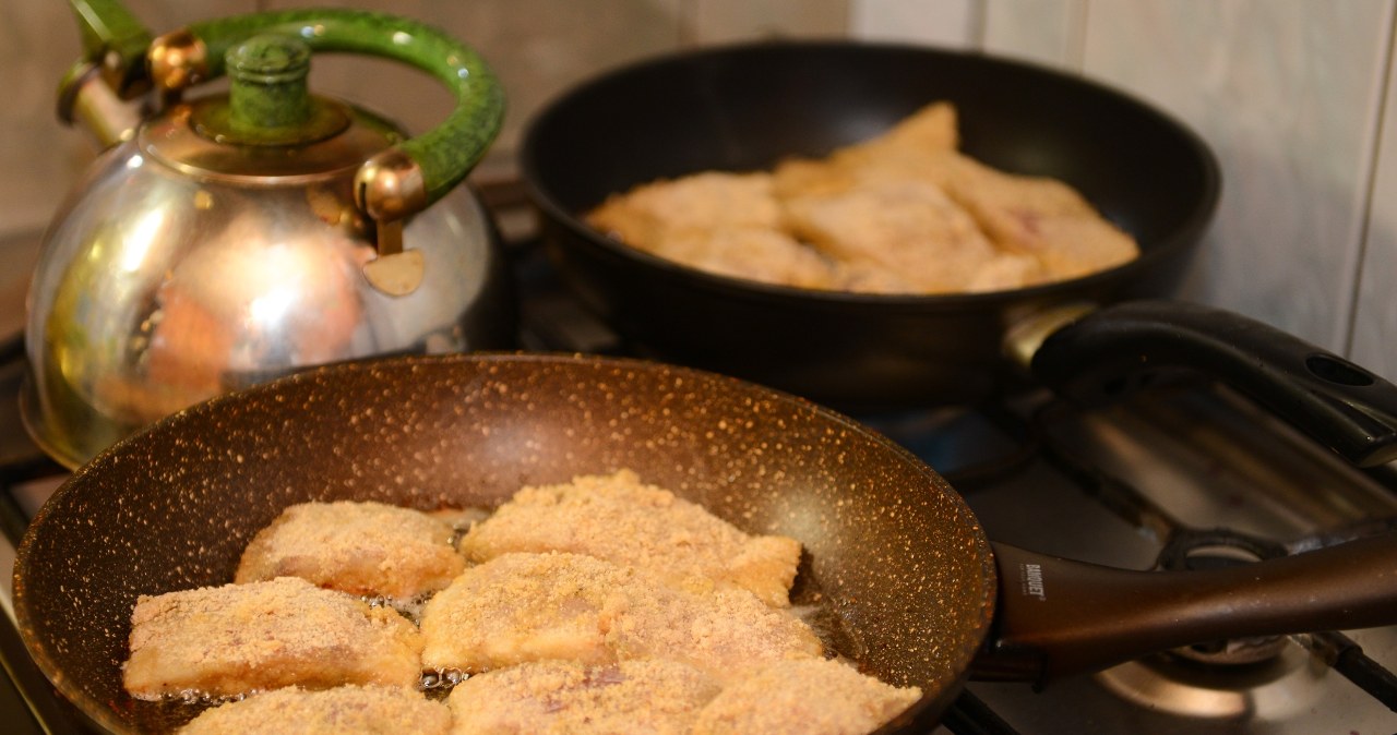 Na czym najlepiej smażyć karpia? Ten trik z połączeniem dwóch tłuszczów nie ma sobie równych /East News