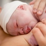 Na czym polega naturalna indukcja porodu?