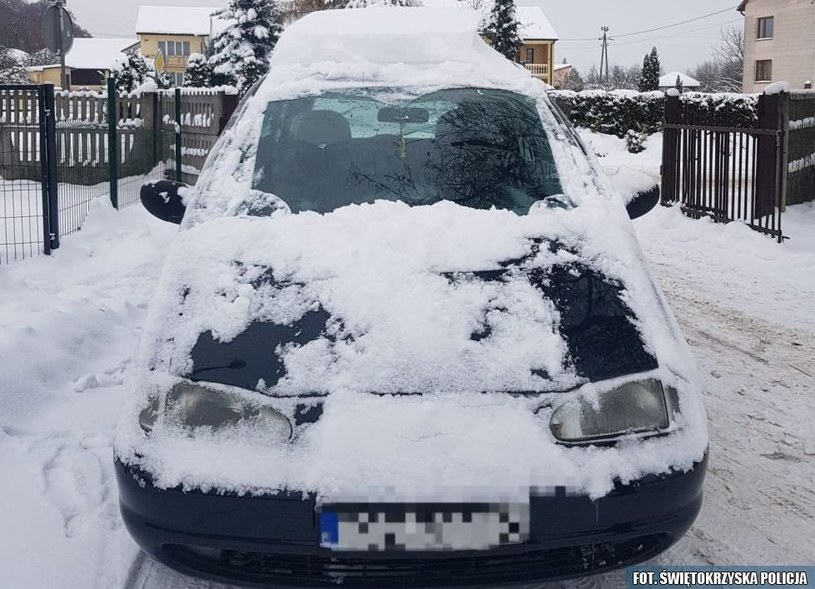 Na dachu Forda Galaxy znajdowała się 30-centymetrowa warstwa śniegu /Policja