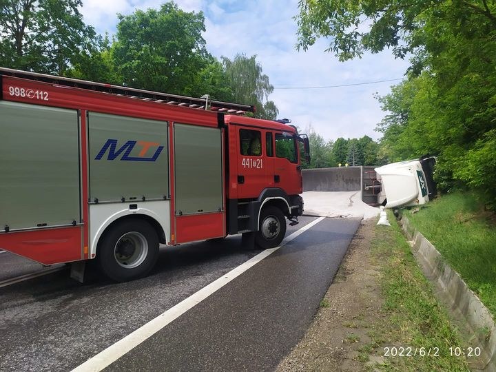 Na dk 74 w Opatowie przewróciła się ciężarówka /Komenda Powiatowa Policji w Opatowie/Facebook /materiały prasowe