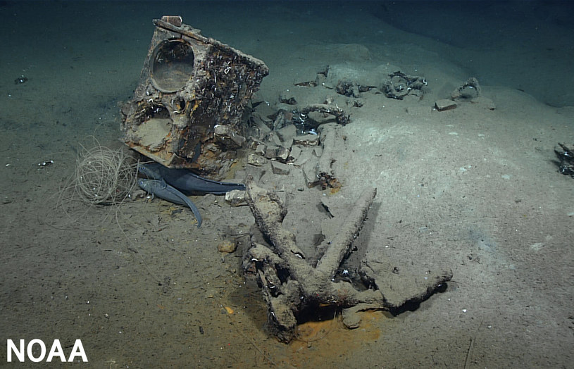 Na dnie znaleziono żeliwny piec z dwoma głębokimi kotłami używanymi do przerabiania tranu wielorybiego na olej.  Źródło: NOAA /materiały prasowe