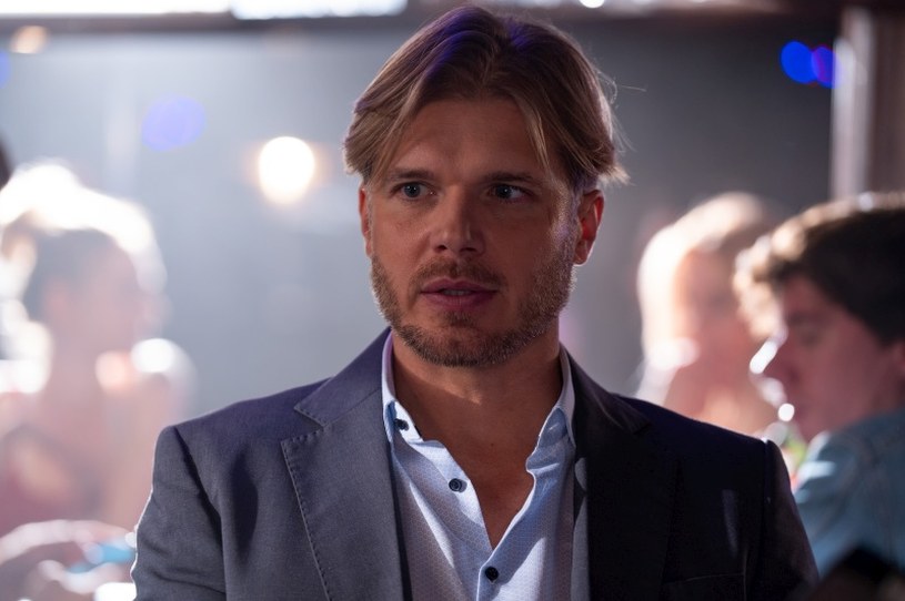 "Na dobre i na złe": nowa przyjaźń w Leśnej Górze. Gdyby nie on, nie zostałby dyrektorem…