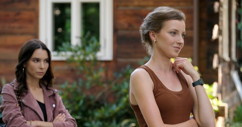 Na drodze do szczęścia Natalii (Dominika Suchecka) pojawi się przeszkoda w osobie Pauli (Marcelina Kieres) /Źródło: AIM