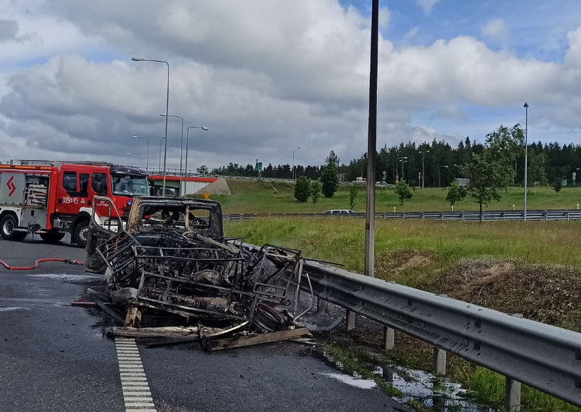 Na drodze ekspresowej S7 doszło do pożaru dostawczego busa /Komenda Miejska Policji w Olsztynie /materiały prasowe
