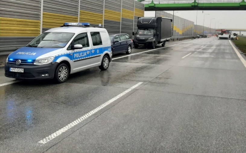 Na drodze ekspresowej S8 między węzłami Zduńska Wola Wschód oraz Łask doszło do zderzeń kilku samochodów. /Policja Województwa Łódzkiego/ Facebook /