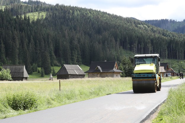 Na drodze prowadzącej do wielu szlaków turystycznych w Tatrach Zachodnich została położona nowa nawierzchnia asfaltowa. /Grzegorz Momot /PAP